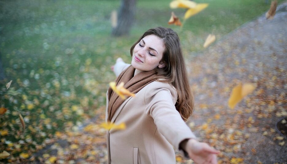 Parfemi za jesen - zena sa jesenjim liscem u parku